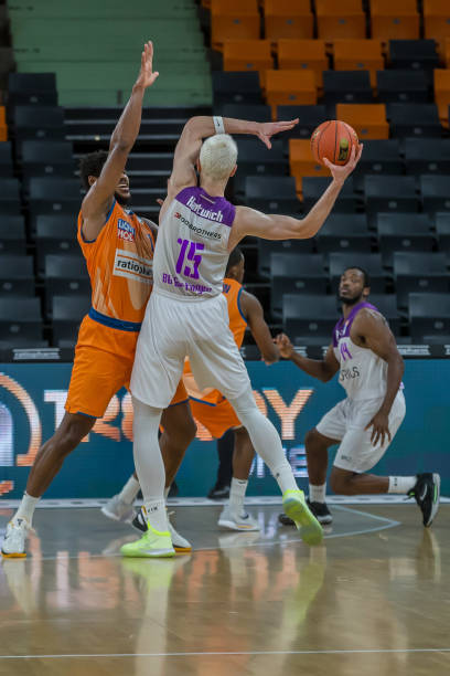 地接住了球 地接住了球